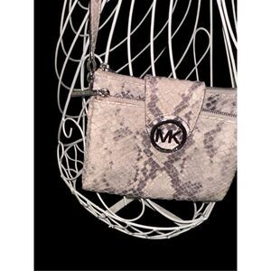 Michael Kors Fulton Pearl Grey snakeskin crossbody  Genuine leather outside pock